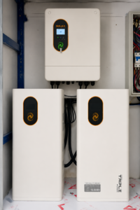 Tủ điện của hệ thống điện mặt trời 11.7kW với biến tần 3 pha và pin lưu trữ 32kWh