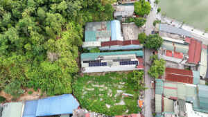 Dàn pin của hệ thống điện mặt trời 26kW lắp đặt trên mái cửa hàng xe điện