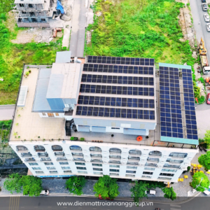 Toàn cảnh mái nhà lắp đặt hệ thống điện mặt trời cho khách sạn Minh Quân Building