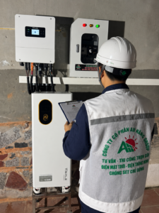 ỹ thuật viên kiểm tra lại toàn bộ giàn pin Longi Himo X10 và biến tần Inverter trước khi bàn giao dự án điện mặt trời tại Phú Thọ cho khách hàng